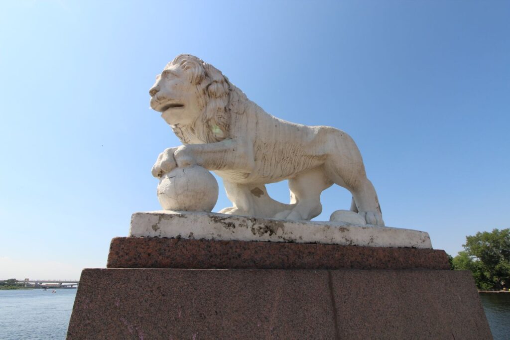 каменный лев цпкио